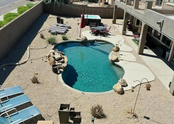 Retreat- Pool Firepit Hot Tub Holiday home